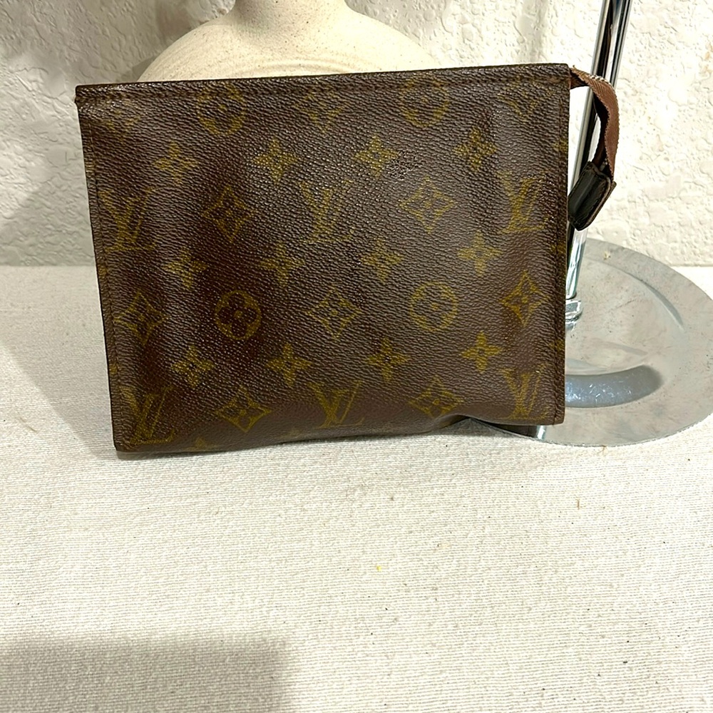 LOUIS VUITTON Monogram Cosmetic Pouch 19